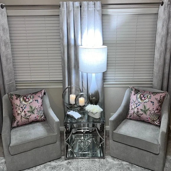 1- NWT SOHO STUDIO BLUSH FLORAL DESIGN DECORATIVEPILLOW